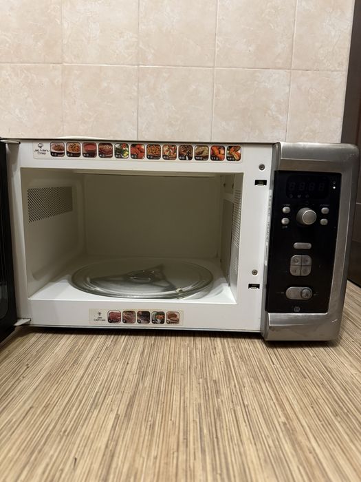 Продам микроволновую печь Whirlpool