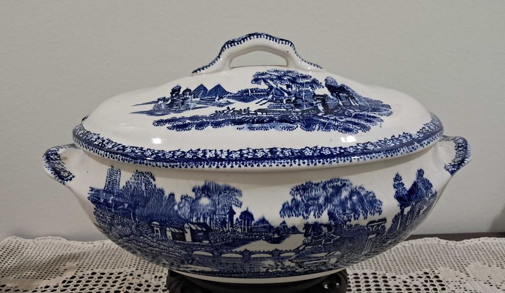 Terrina Sacavem Azul e Branco Estátua
