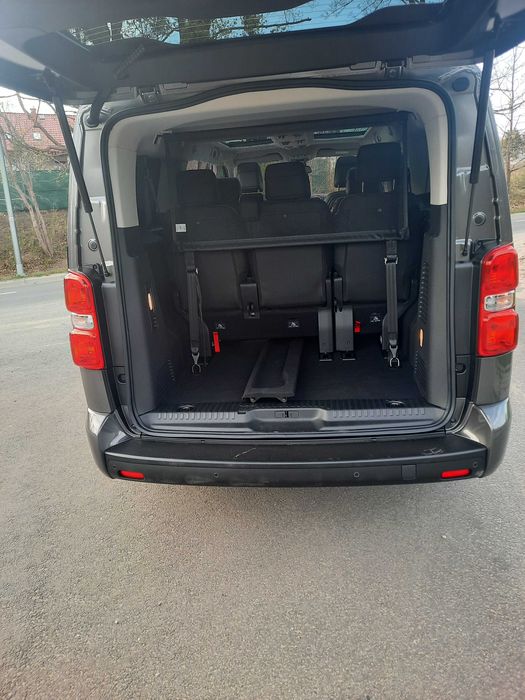 Wynajem busa 8-osobowego Peugeot Traveller