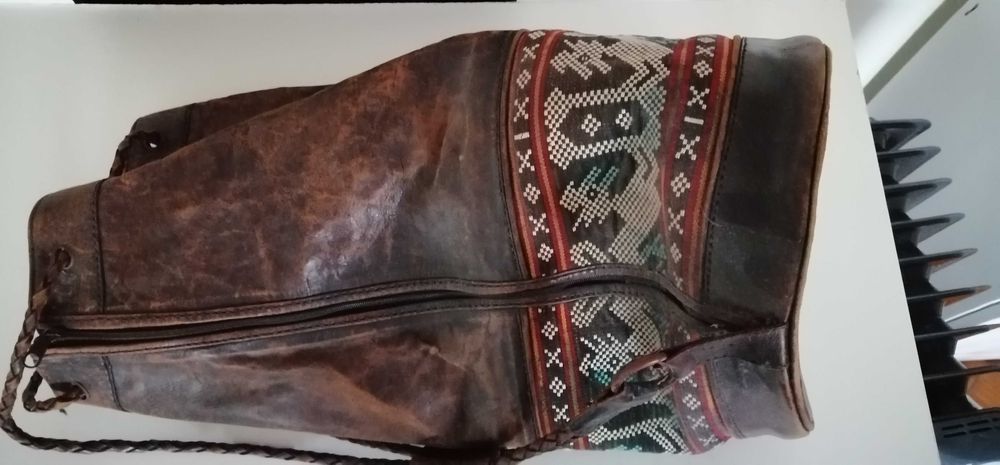 Bolsa de couro envernizado e tecido tradicional argentino