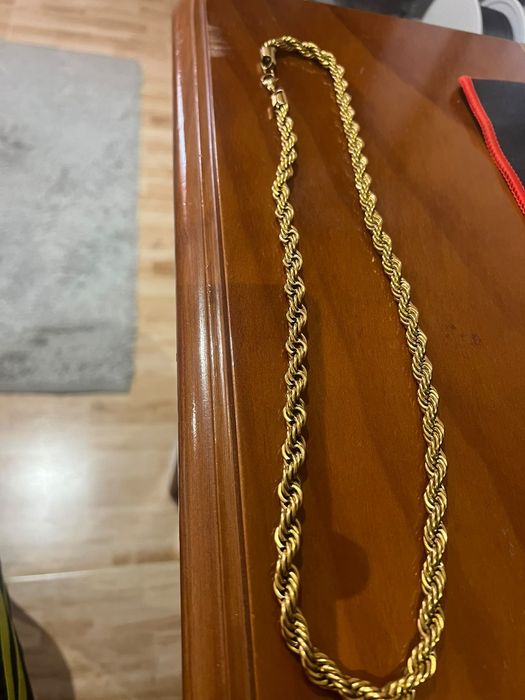 Cordão dourado, bruto e luxuoso.