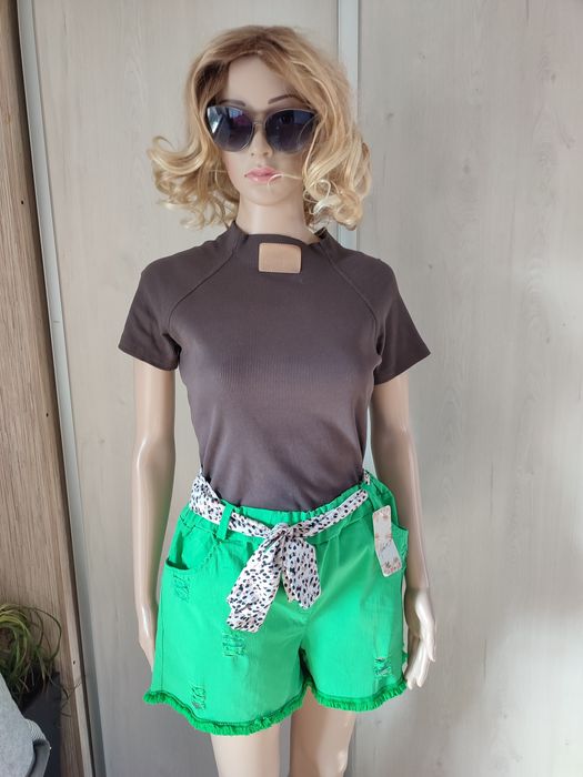 Zielone szorty z paskiem i dziurami