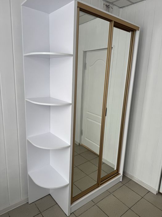 Шафа-купе білого кольору з бронзовим профілем
