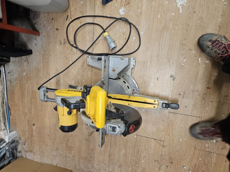 DEWALT DW717XPS pilarka ukosowa 250mm XPS 110v