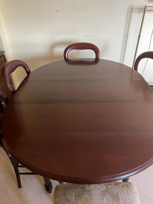 Mesa de sala de jantar com cadeiras, em bom estado muito bonita