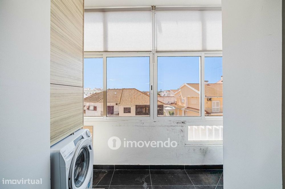 Apartamento T2 luminoso, totalmente remodelado, em Corroios