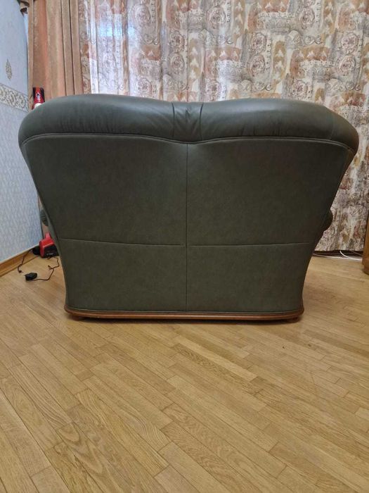 Диван шкіряний 2-місний, зелений, у відмінному стані