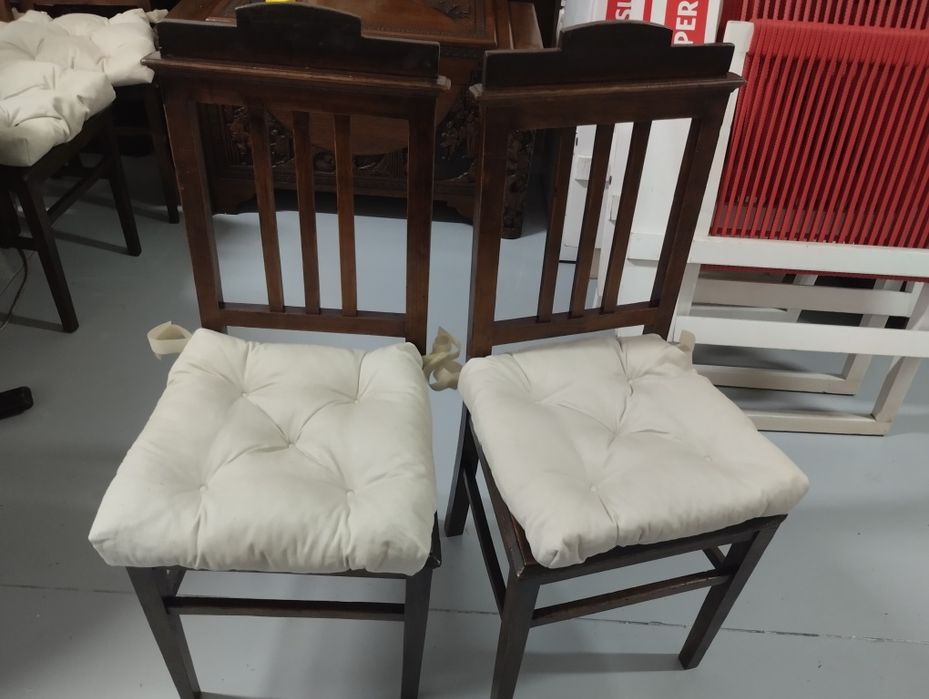 Cadeiras antigas em madeira