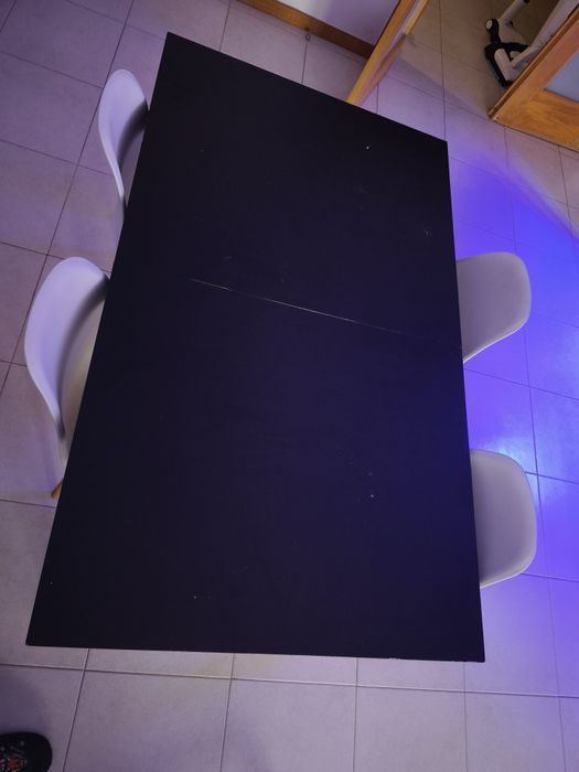 Mesa cozinha e 3 cadeiras.