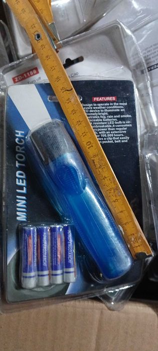 Lote de 85x lanternas com pilhas incluídas.