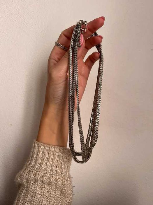Colar prateado com 3 camadas