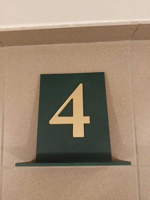 Numerki na stoły drewniane pleksi butelkowa zielen złoto złote zielone