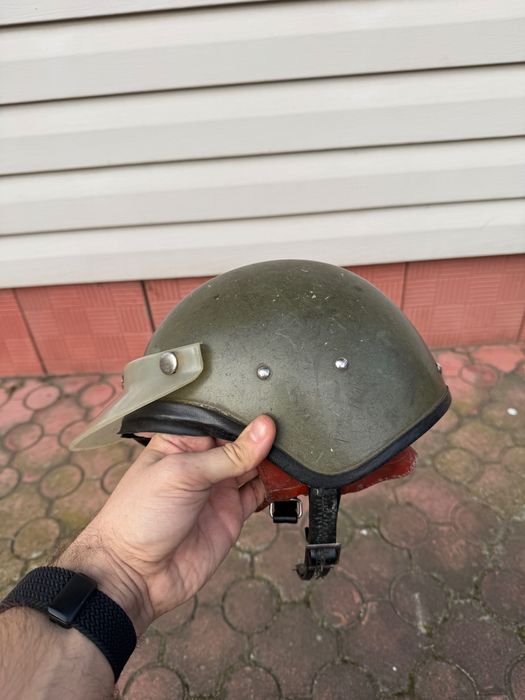 Zabytkowy retro kask PRL typu orzeszek