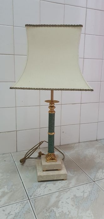 Candeeiro com pé  em Mármore