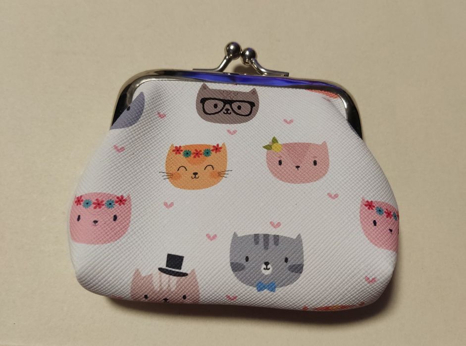 Mały biały portfel w kolorowe koty nowy