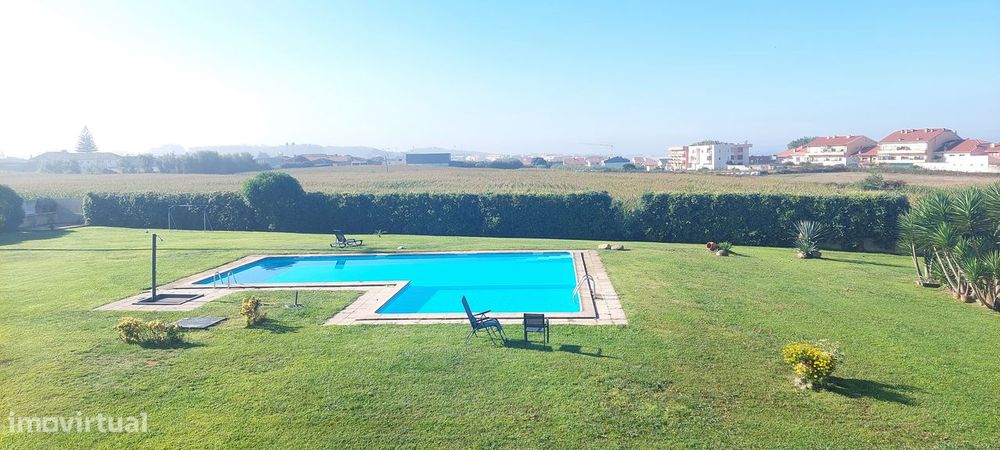 Moradia T4 Inserida em Condomínio Fechado com Jardim e Piscina