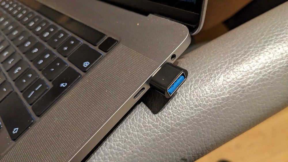 2019 pro 16 retina 16GB, 512GB (Tahoe) i9 8 core UHD630. Touch bar e fingerprint