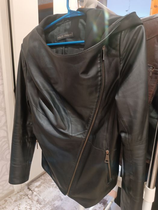 Продам женскую кожанную куртку