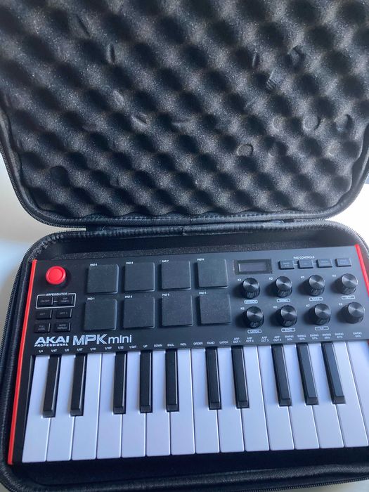 Teclado MIDI - Akai MPK Mini MK3 (com estojo)