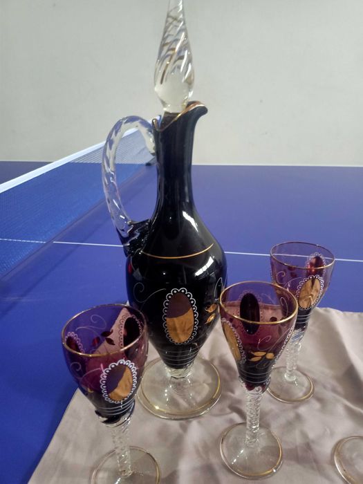 Conjunto elegante de licor com garrafa e 4 copos de pé