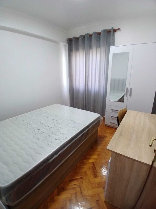 Modernidade e Conforto na Mina de Água, Amadora Quartos Individuais em T6 Totalmente Remodelado – Rua Sebastião da Gama