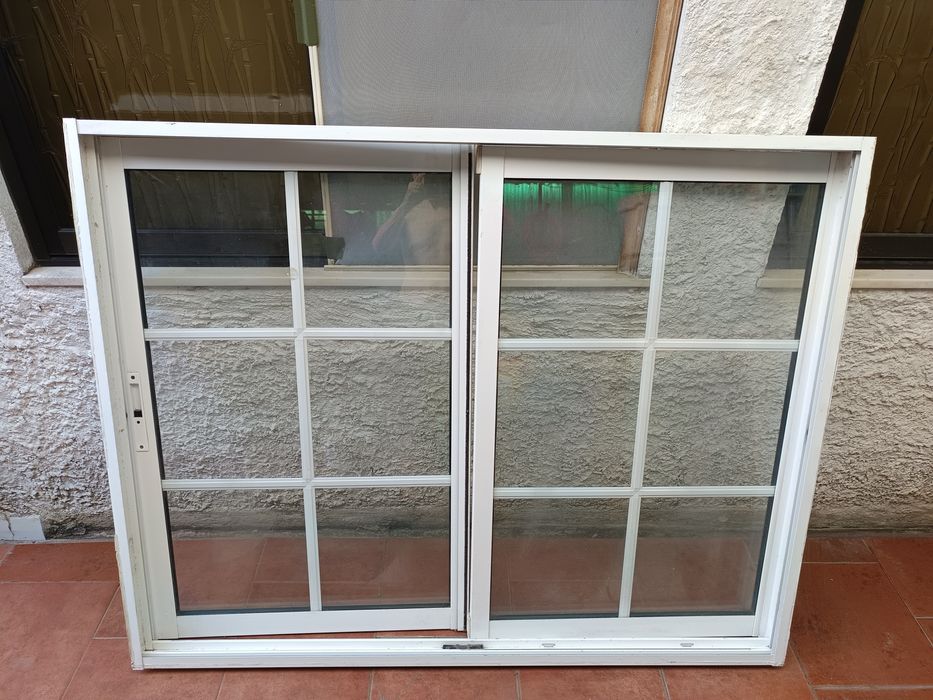 Portada alumínio castanho.