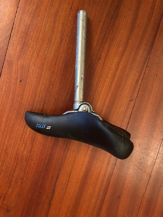 Selim almofadado de adulto para bicicleta.