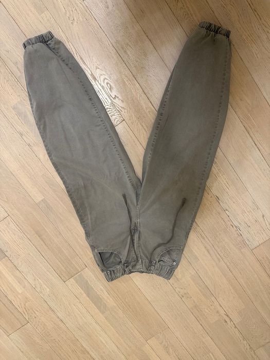 Джинси сірі, МОМ та ДЖОГЕР