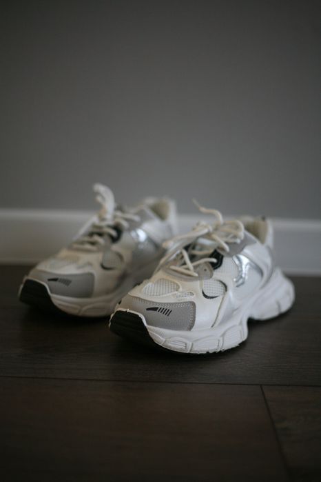 Кросівки білі з сітчатою вставкою