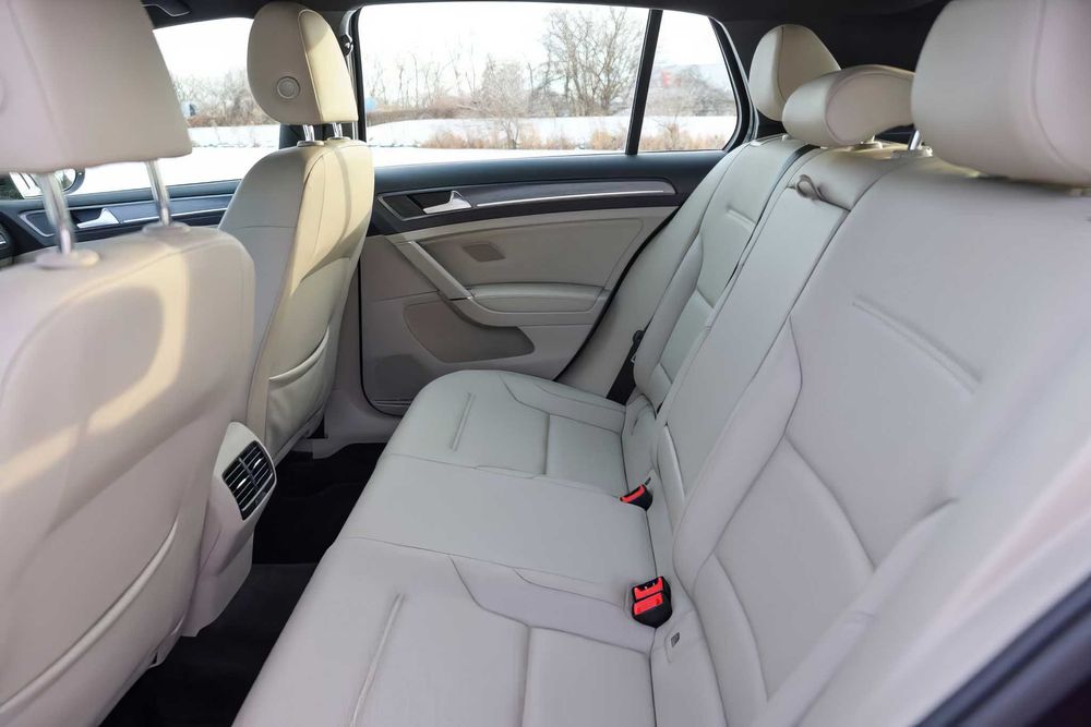 Volkswagen e-Golf      2019