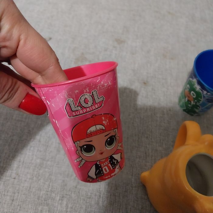Różne kubki dziecięce