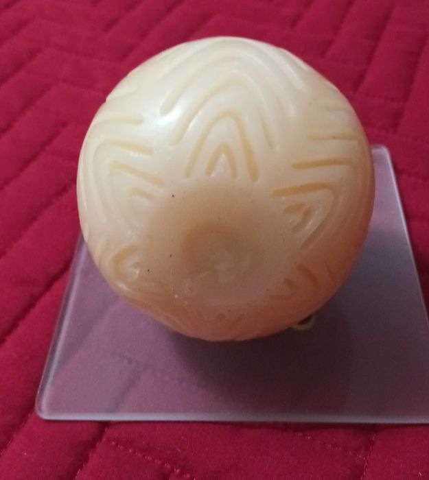 Vela redonda em suporte de vidro