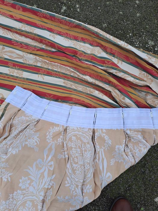 2 cortinados adamascados + 8 almofadas de cadeira