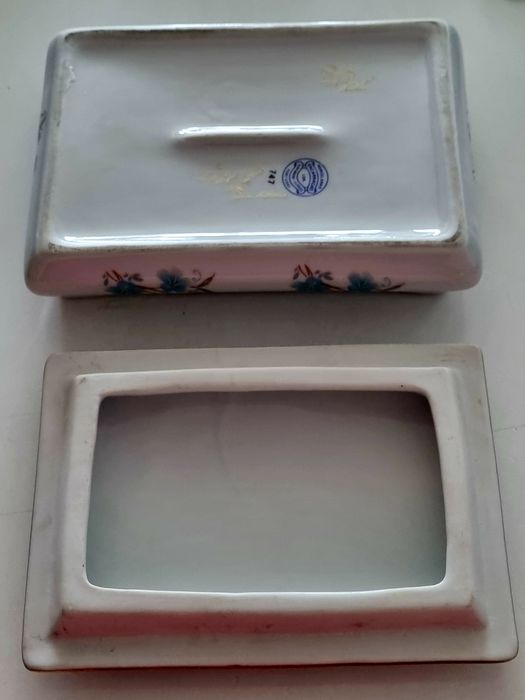 Caixa,  em porcelana, com motivos floridos.