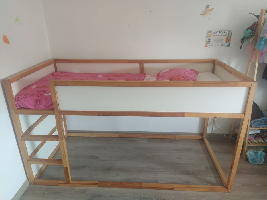 Cama Kura (IKEA) com colchão