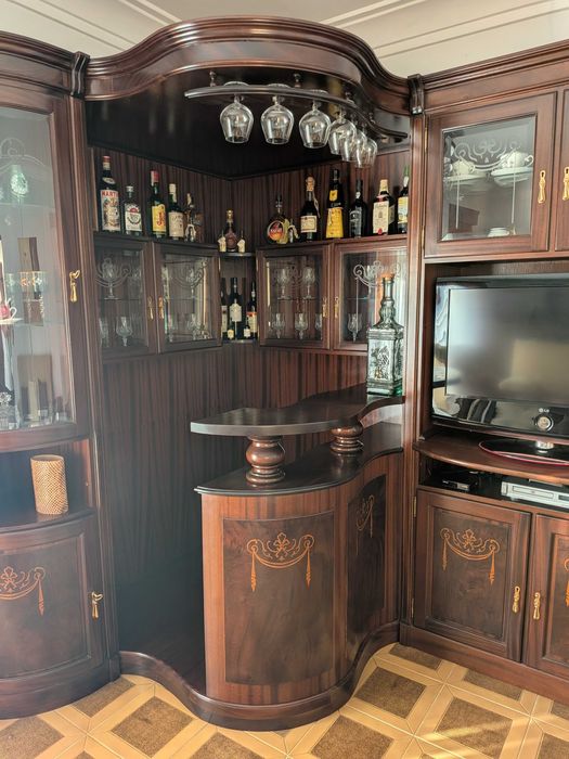 Móvel de Sala Clássico em Madeira Maciça com Bar Integrado – Excelente Estado