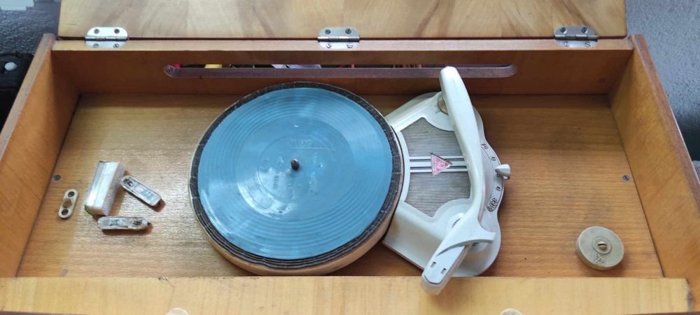 Radio lampowe Diora Menuet UKF 20303 z gramofonem