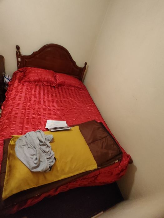 Cama, cómoda, espelho e cadeira