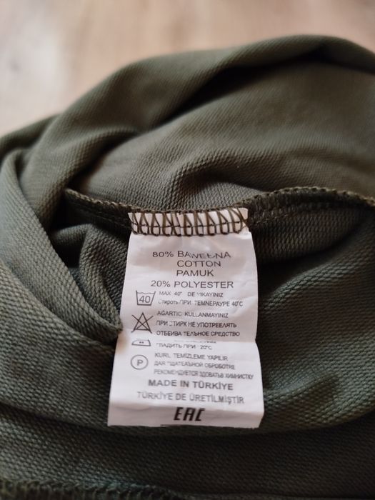 Sweter z dłuższym tyłem i ¾ rękawem