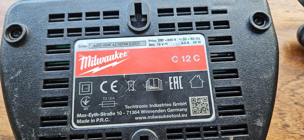 Ładowarka do akumulatorów elektronarzędzi Milwaukee M12 C12C