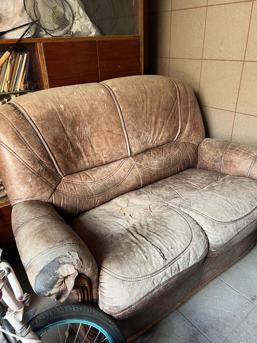 Віддам шкіряний диван
