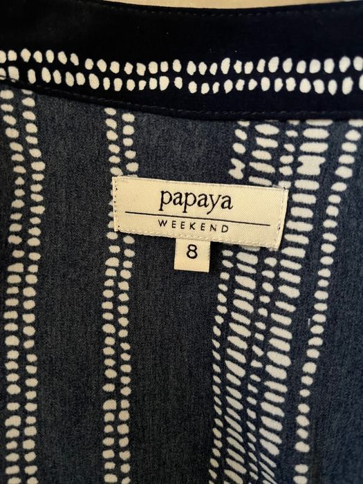 Синя блуза без рукавів з V-образним вирізом