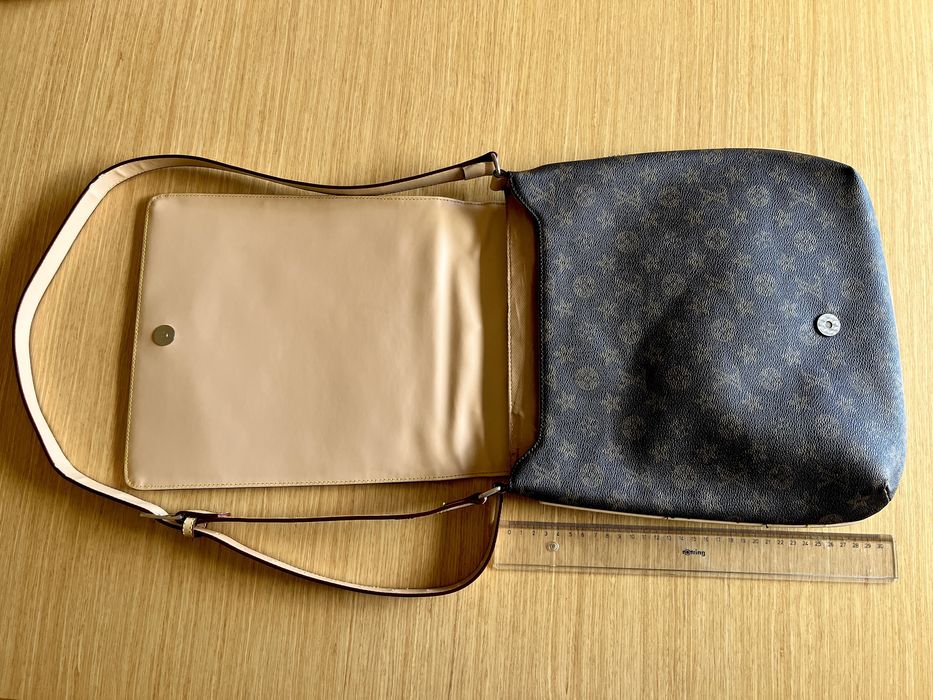 Mala de senhora em pele castanha com monograma LV