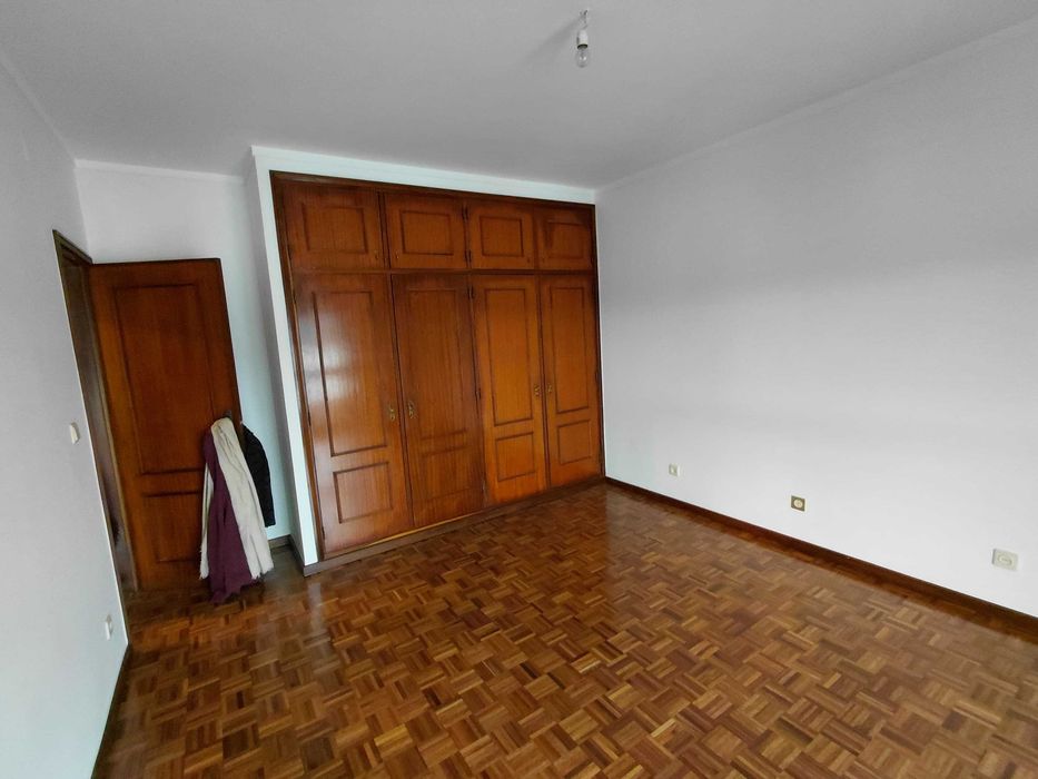 Arrenda-se Apartamento T3, Com garagem individual, 3 frentes.