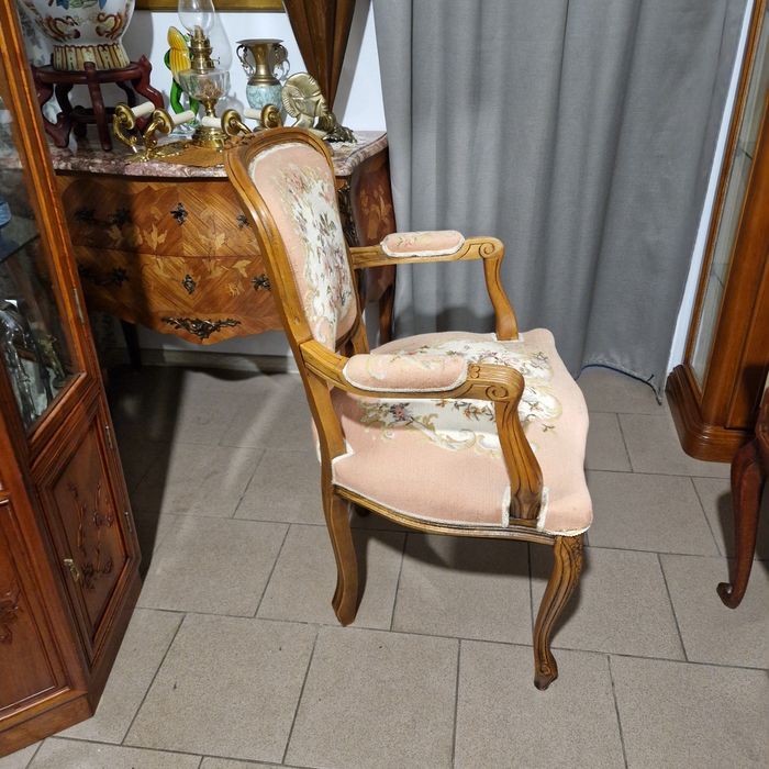 Piękny fotelik w stylu ludwikowskim