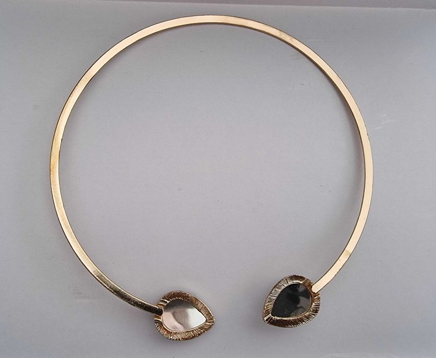 Colar dourado e com pedras Primark