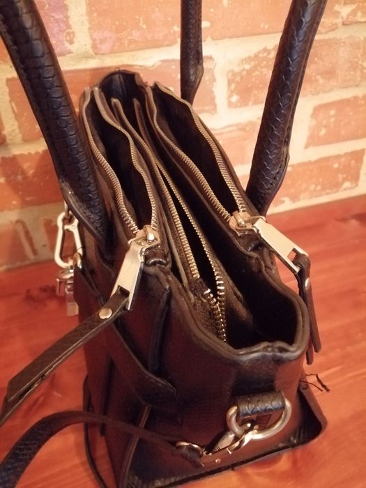 Mala Parfois preta (pele vegan) cobra