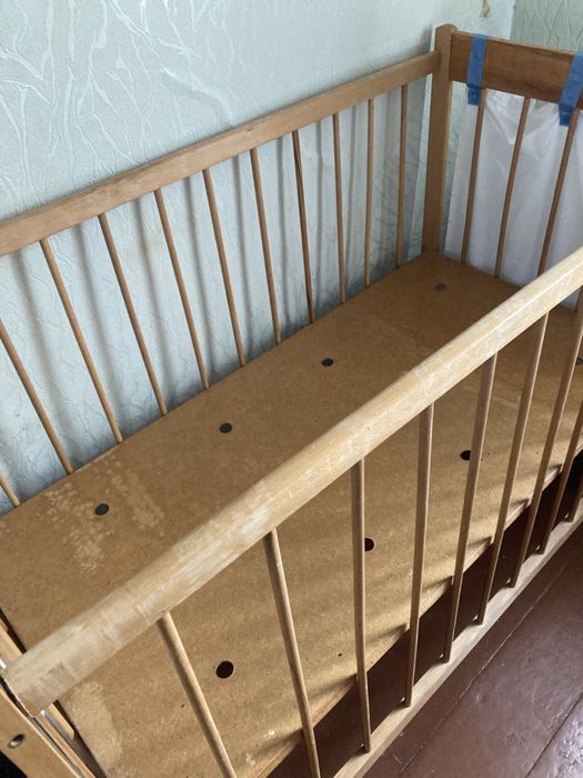 Дитяче ліжечко з новим матратсом