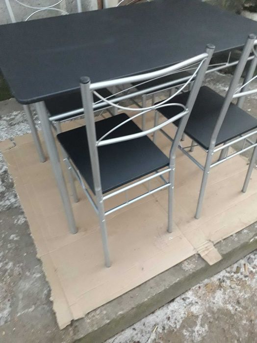 Stół  plus cztery krzesła Stan nowy