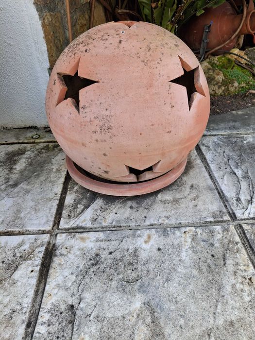 Peça decorativa de jardim em barro